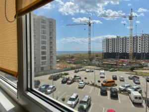 een uitzicht vanuit een raam van een parkeerplaats bij Podobovo Horbatko 250м від моря in Yuzhne