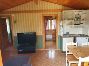sala de estar con TV y cocina en Villaberg en Arvika