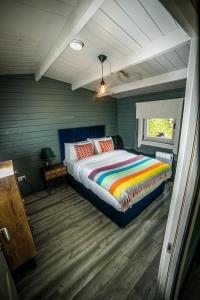 - une chambre avec un lit et une couverture colorée dans l'établissement Springfort Hall Hotel, à Mallow