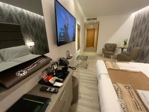 TV a/nebo společenská místnost v ubytování International Beach Hotel