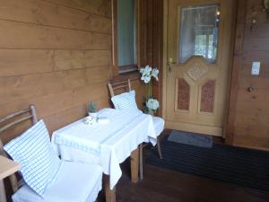 una mesa blanca y sillas en una habitación con puerta en Ferienwohnungen Hauser, en Waidring