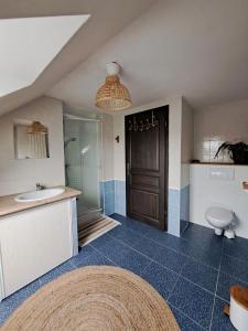 a bathroom with a sink and a shower and a toilet at Charmant logement avec parking gratuit sur place in Barr