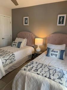 dwa łóżka siedzące obok siebie w sypialni w obiekcie Ormond Beach, fun & loving sun! w mieście Ormond Beach