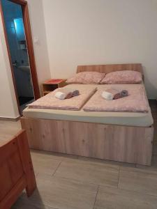 Posteľ alebo postele v izbe v ubytovaní Apartman Salvia + 8 fotografií