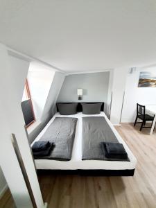 een slaapkamer met een groot wit bed in een kamer bij Hafen Appartements Wismar in Wismar