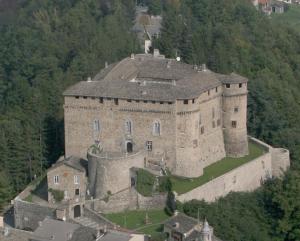 Et luftfoto af Castello Di Compiano Hotel Relais Museum