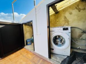 eine Waschküche mit Waschmaschine in einem Haus in der Unterkunft Gran apartamento completo con terraza en O Barqueiro in O Barqueiro