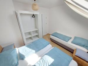 Łóżko lub łóżka w pokoju w obiekcie Lazurowe Domki Jastrzębia Góra