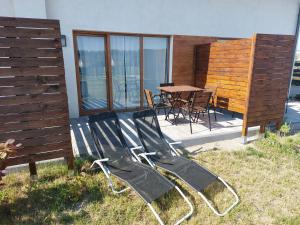 Patio lub wspólna przestrzeń na świeżym powietrzu w obiekcie Lazurowe Domki Jastrzębia Góra