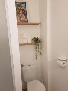 Een badkamer bij Appartement T2 avec jardin privatif