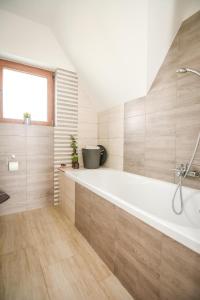 Kúpeľňa v ubytovaní Apartamenty Dwupoziomowe Na Dwa Widoki z Jacuzzi & Sauna