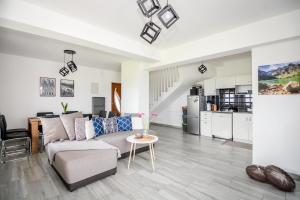 Kuchyňa alebo kuchynka v ubytovaní Apartamenty Dwupoziomowe Na Dwa Widoki z Jacuzzi & Sauna