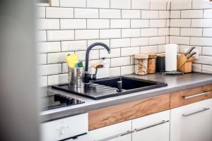 Kuchyňa alebo kuchynka v ubytovaní Apartamenty Dwupoziomowe Na Dwa Widoki z Jacuzzi & Sauna