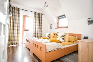 Posteľ alebo postele v izbe v ubytovaní Apartamenty Dwupoziomowe Na Dwa Widoki z Jacuzzi & Sauna