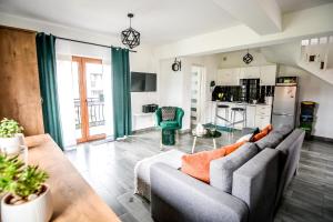 Kuchyňa alebo kuchynka v ubytovaní Apartamenty Dwupoziomowe Na Dwa Widoki z Jacuzzi & Sauna