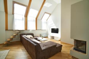 uma sala de estar com um sofá e uma lareira em Alexander apartment em Riga