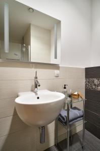 uma casa de banho com um lavatório branco e um espelho. em Alexander apartment em Riga