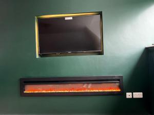 TV a/nebo společenská místnost v ubytování Roslin Templar loft
