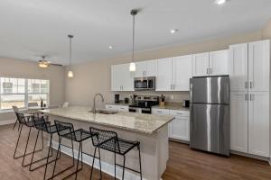 A kitchen or kitchenette at Modern 2BR 2BA New Build Condo with Garage & Patio