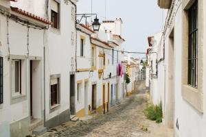 eine Gasse in einer Altstadt in der Unterkunft Casa da Cal Branca in Évora