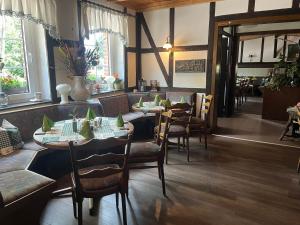 ein Esszimmer mit Tischen und Stühlen in einem Restaurant in der Unterkunft Gästezimmer-Zum Krug im grünen Kranze in Pätower Steegen