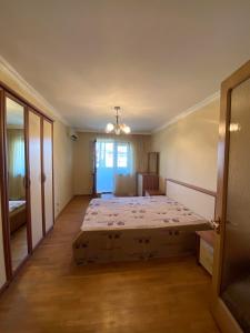 una camera da letto con un letto grande in una stanza di Rustaveli Ave Apartment a Batumi