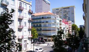 vistas a una calle de la ciudad con edificios altos en The Delight Hostel, en Lisboa