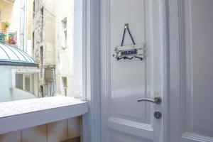 een deur met een bord waar hallo op staat bij City Center Apartment Dina 2 in Rijeka