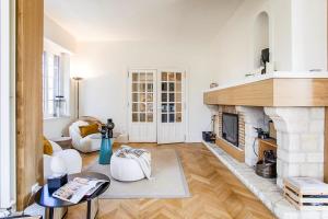 sala de estar con chimenea y sofá en Villa Jorafa - 7 chambres - Jardin - Deauville en Deauville