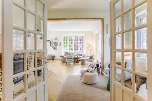 a living room with large glass doors and a living room at Villa Jorafa - 7 chambres - Jardin - Deauville in Deauville