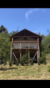 uma cabana de madeira com um telhado em cima em AgriGlamping La Diaccia em Serravalle Pistoiese