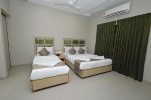 Postel nebo postele na pokoji v ubytování Grand Courtyard Business Hotel