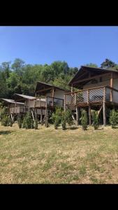 un edificio con alberi di fronte a un campo di AgriGlamping La Diaccia a Serravalle Pistoiese Altre 37 foto