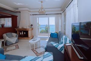 TV a/nebo společenská místnost v ubytování Villa Angelina