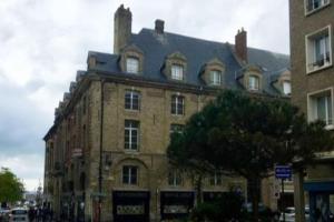 un gran edificio de ladrillo en una calle de la ciudad en Plage et port à 2 min - Appartement ensoleillé, en Dieppe