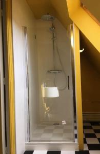 pasillo con puerta de cristal con luz y lámpara en Plage et port à 2 min - Appartement ensoleillé, en Dieppe