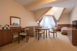 Pokój hotelowy z sypialnią, biurkiem i łóżkiem w obiekcie Pensjonat pod Kotelnicą w mieście Białka Tatrzanska