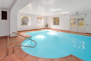 Bazén v ubytování Hôtel Le Romantica nebo v jeho okolí