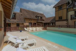 Bazén v ubytování Hôtel Le Romantica nebo v jeho okolí
