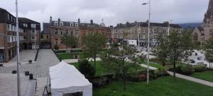 uma tenda no meio de uma cidade com edifícios em Snug - Colquhoun Square Apartment em Helensburgh