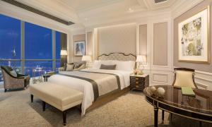 珠海的住宿－珠海瑞吉酒店，一间卧室配有一张特大号床和一张书桌