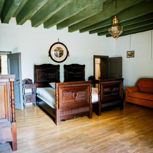 Villa Trigatti Udine Galleriano : غرفة معيشة بها سريرين وأريكة