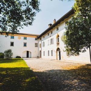 un gran edificio blanco con una entrada delante de él en Villa Trigatti Udine Galleriano, 