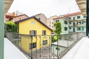 desde el balcón de una casa amarilla en La casa sull'albero Navigli en Milán