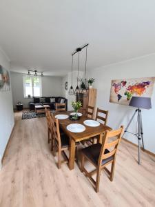 comedor y sala de estar con mesa y sillas en Ferienhaus Birute, en Bernkastel-Kues