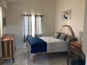 מיטה או מיטות בחדר ב-Immaculate 2-Bed House in Discovery Bay