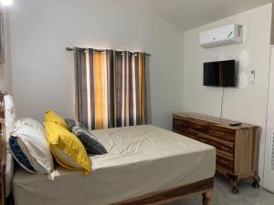 מיטה או מיטות בחדר ב-Immaculate 2-Bed House in Discovery Bay