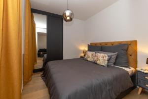 ein Schlafzimmer mit einem Bett und einem gelben Vorhang in der Unterkunft Flaka's Apartment in Wien