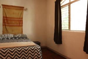 a bedroom with a bed and a window at Una Joya Para Dormir En Chapalita in Guadalajara