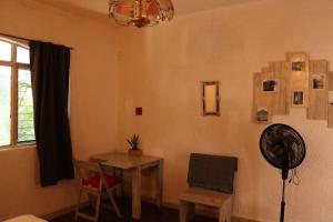 a room with a desk and a table with a fan at Una Joya Para Dormir En Chapalita in Guadalajara
